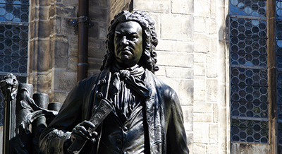 Das Denkmal von Johann Sebastian Bach auf dem Thomaskirchhof vor der Thomaskirche Leipzig.