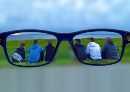 sitzende Menschen von hinten, gesehen durch eine Brille